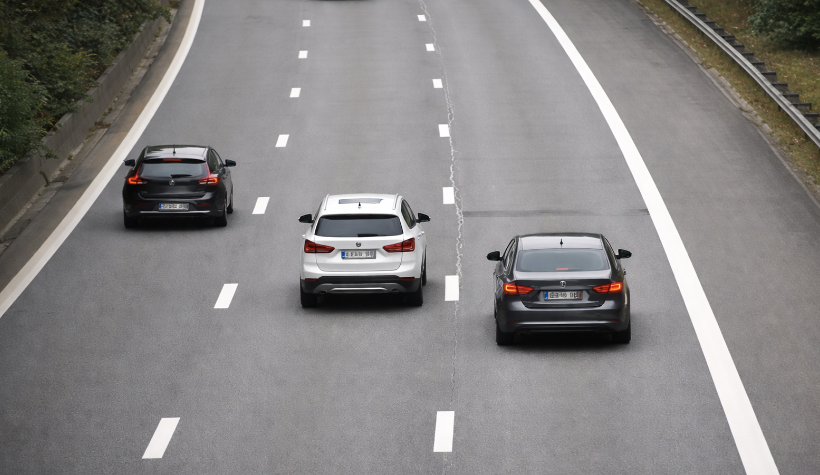 Bande d'arrêt d'urgence à droite de la chaussée