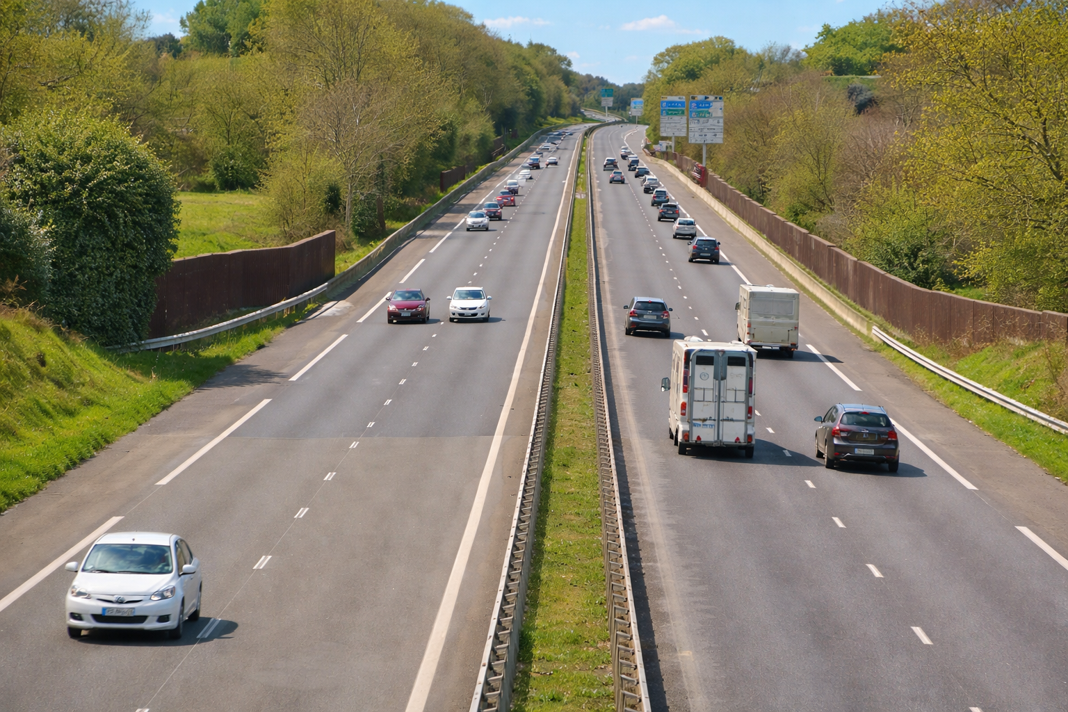 Illustration d'une chaussée séparée avec terre-plein central ou différence de niveau